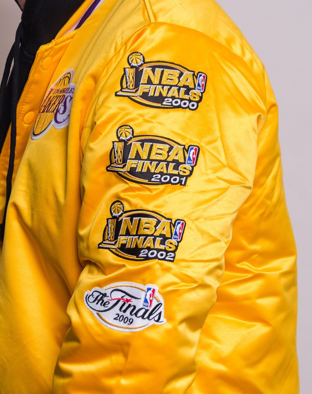 Mitchell & Ness Mens NBA Los Angeles Lakers Champ City Satin Jacket  OJBF3232-LALYYPPPGOLD Gold