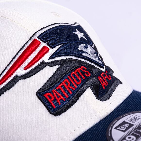 Kšiltovka New Era 39THIRTY NFL22 Sideline New England Patriots