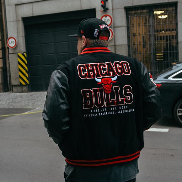 Bunda New Era - Patch Varsity Jacket - Chicago Bulls - Black / Red