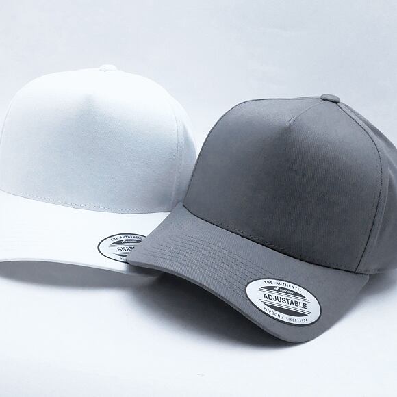 Kšiltovka Yupoong 5-Panel Curved Classic Snapback grey