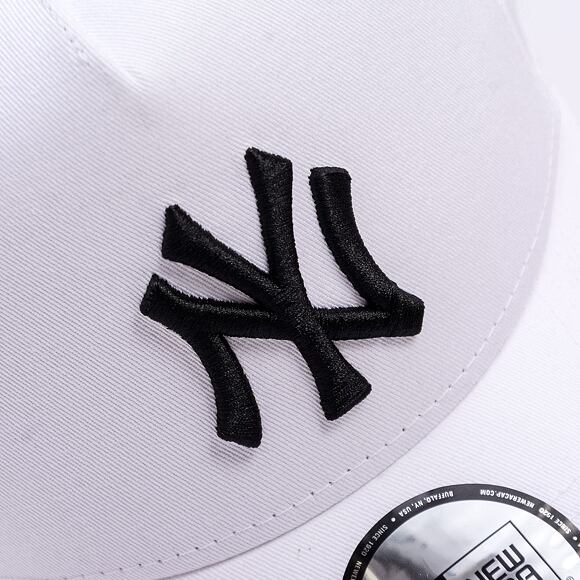 Kšiltovka New Era - MLB Essential 9FORTY Trucker - NY Yankees - White