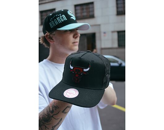 Kšiltovka NBA Monogram Trucker Chicago Bulls Black