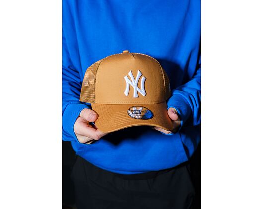 Kšiltovka New Era - MLB Essential 9FORTY Trucker - NY Yankees - Ochre / Stone