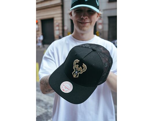 Kšiltovka NBA Monogram Trucker Milwaukee Bucks Black