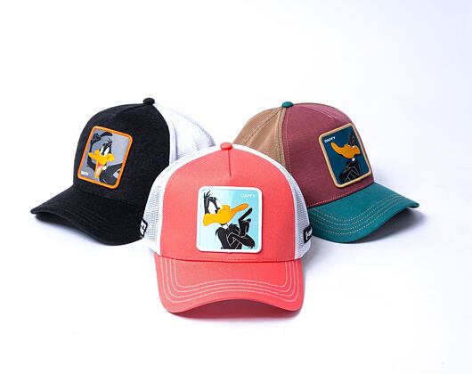 Kšiltovka Capslab Looney Tunes Trucker - Curious Daffy Duck - Coral Red / White