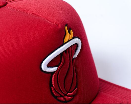 Kšiltovka Mitchell & Ness NBA Evergreen Trucker Heat