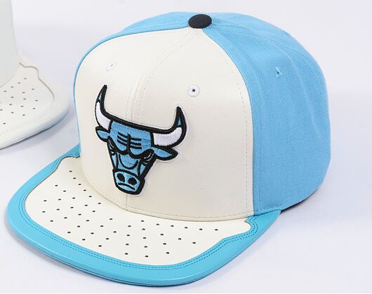 Kšiltovka Mitchell & Ness - Day One Snapback - Chicago Bulls - WHITE/LIGHT BLUE