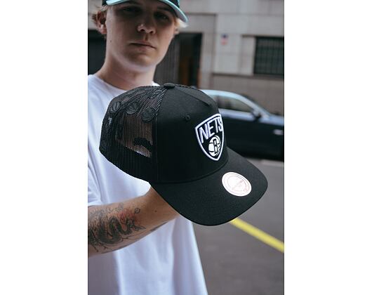 Kšiltovka NBA Monogram Trucker Brooklyn Nets Black