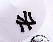 Kšiltovka New Era - MLB Essential 9FORTY Trucker - NY Yankees - White